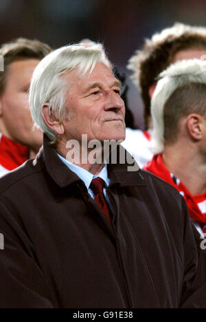 Calcio - Campionato del mondo 2006 Qualifier - Sezione europea - Gioca fuori seconda tappa - Repubblica Ceca v Norvegia - Stadio Sparta. Karel Bruckner, allenatore della Repubblica Ceca Foto Stock