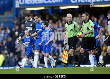 Calcio - fa Barclays Premiership - Chelsea v Newcastle United - Stamford Bridge. John Terry di Chelsea guida la sua squadra Foto Stock