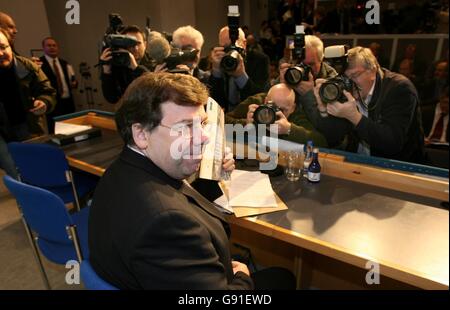 Ministro delle finanze Brian Cowen TD alla pubblicazione del programma di stima per i servizi pubblici e di sintesi del capitale pubblico presso gli edifici governativi di Dublino. Presentando il suo secondo libro di stime, Cowen ha stanziato 12 miliardi di euro per la salute, un aumento del 9 per cento, e 7.2 miliardi di euro per l'istruzione, un aumento del 7.9 per cento. Un importo di 12.4 miliardi di euro su 48.5 miliardi di euro complessivi sarà investito nel Dipartimento Affari sociali e familiari. Foto Stock