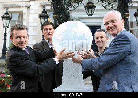 Green Party TD's John Gormley (a destra) con gli occhiali,, leader del Partito Trevor Sergeant (a sinistra) e Eamon Ryan accanto a Trevor Sergeant con Ciaran Cuffe 2 ° a destra con una scultura di ghiaccio della Terra per simbolizzare il Global Warming nel centro di Dublino Lunedi 21 2005 novembre Sul cambiamento climatico che si terrà il 5 dicembre 2005. STAMPA ASSOCIAZIONE PHOTO Credit dovrebbe leggere Julien Behal./PA Foto Stock