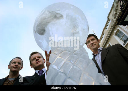 Eamon Ryan (a destra), leader del Partito Trevor Sergeant e Cuffe di Ciaran (a sinistra) con una scultura di ghiaccio della Terra per simbolizzare il riscaldamento globale nel centro di Dublino lunedì 21 2005 novembre. Lo scopo era quello di evidenziare il prossimo forum civico sul cambiamento climatico che si terrà il 5 dicembre 2005. Vedi PA Storia POLITICA ICE.PRESS ASSOCIATION PHOTO.Photo credit should Read Julien Behal./PA,. Foto Stock