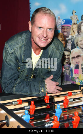 Paul Gascoigne fa un'apparizione ospite sullo spettacolo MTV's TRL (Total Request Live), in diretta dagli studi MTV di Leicester Square, nel centro di Londra, lunedì 21 novembre 2005. PREMERE ASSOCIAZIONE foto. Il credito fotografico dovrebbe essere: Anthony Harvey/PA Foto Stock