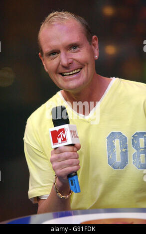 Paul Gascoigne fa un'apparizione ospite sullo spettacolo MTV's TRL (Total Request Live), in diretta dagli studi MTV di Leicester Square, nel centro di Londra, lunedì 21 novembre 2005. PREMERE ASSOCIAZIONE foto. Il credito fotografico dovrebbe essere: Anthony Harvey/PA Foto Stock