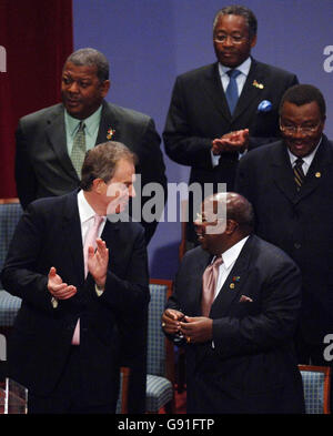 Il primo ministro britannico Tony Blair partecipa a una battuta alla riunione del Capo dei governi del Commonwealth a Valletta, Malta, venerdì 25 novembre 2005. La Regina Elisabetta II della Gran Bretagna aprì la setta e disse loro come i tempi del processo li avevano riuniti e come le sfide come il terrorismo non potevano essere affrontate da sole. Vedi la storia della PA POLITICA di Malta. PREMERE ASSOCIAZIONE foto. Il credito fotografico dovrebbe essere: Stefan Rousseau/PA Foto Stock