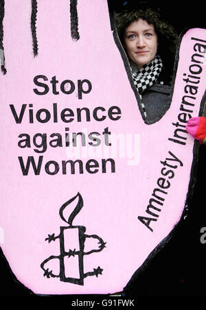 Lo studente di Dublino Karen Harte Pickets Leinster House a Dublino venerdì 25 2005 novembre, Giornata internazionale per l'eliminazione della violenza contro le donne. PREMERE ASSOCIAZIONE foto. Il credito fotografico dovrebbe essere: Niall Carson/PA Foto Stock