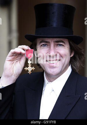 Il presentatore della TV Jonathan Ross dopo aver ricevuto la sua OBE a Buckingham Palace, venerdì 25 novembre 2005. Ross si vestì per ricevere oggi l'OBE. L'ospite dello show di chat della BBC ha evitato i suoi costumi stravaganti a favore di un vestito grigio sobrio, come è stato onorato dal Principe di Galles per i servizi di trasmissione. "Pensavo che sarebbe stato facile percorrere la strada fiammeggiante, e non volevo offendere nessuno - per una volta", disse dopo. Vedere la storia di PA INVESTITURA REALE. PREMERE ASSOCIAZIONE foto. Il credito fotografico dovrebbe essere: Andrew Parsons/WPA Rota/PA. Foto Stock