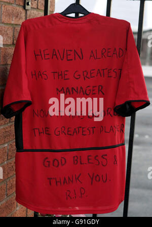 Tributi al calciatore George Best Outside Old Trafford, Manchester Sabato 26 2005 novembre, la mattina dopo la morte dell'ex leggenda del Manchester United. Vedere PA storia MORTE Best. PREMERE ASSOCIAZIONE foto. Il credito fotografico dovrebbe essere: Phil Noble/PA Foto Stock