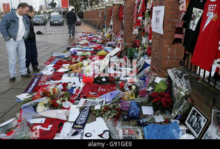 Tributi al calciatore George Best Outside Old Trafford, Manchester Sabato 26 2005 novembre, la mattina dopo la morte dell'ex leggenda del Manchester United. Vedere PA storia MORTE Best. PREMERE ASSOCIAZIONE foto. Il credito fotografico dovrebbe essere: Phil Noble/PA Foto Stock