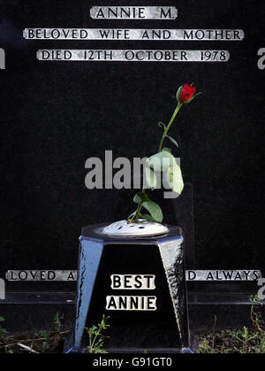 La lapide di Annie Best in Roselawn Cemetery a East Belfast, sabato 26 novembre 2005, dove il figlio George Best sarà sepolto la prossima settimana. Vedi la storia di PA SOCCER Best Quotes. PREMERE ASSOCIAZIONE foto. Il credito fotografico dovrebbe essere: Paul Faith/PA. Foto Stock