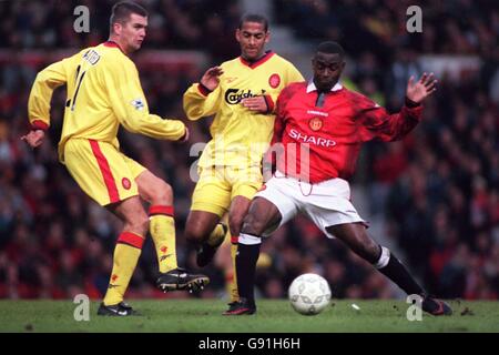 Andy Cole (R) di Manchester United combatte con il Dominic Matteo di Liverpool (L) e Phil Babb (C) Foto Stock