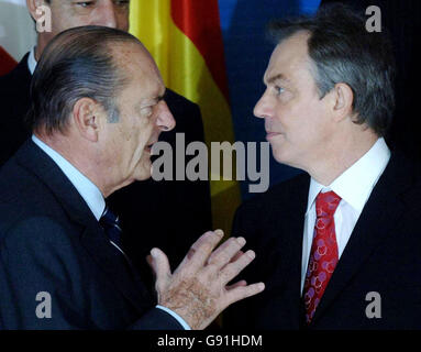 Il primo ministro britannico Tony Blair parla con il presidente francese Jacques Chirac (sinistra) al vertice Euromed di Barcellona, lunedì 28 2005 novembre. Il primo ministro sta dirigendo il vertice volto a migliorare le relazioni tra stati europei e musulmani. I partecipanti sperano di ottenere accordi sulla lotta al terrorismo e all'immigrazione clandestina. Ma la conferenza è stata minata dopo che diversi leader arabi non sono riusciti a salire. Vedi PA storia POLITICA Summit STAMPA ASSOCIAZIONE foto. Il credito fotografico dovrebbe essere: Stefan Rousseau/PA Foto Stock