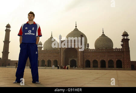 Inghilterra, il veloce bowler James Anderson durante una visita alla Moschea Badshahi a Lahore, Pakistan, Lunedi 28 novembre 2005. L'Inghilterra gioca il Pakistan nella terza prova partita a Lahore domani. PREMERE ASSOCIAZIONE foto. Il credito fotografico dovrebbe essere: Gareth Copley Foto Stock