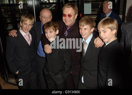 Sir Elton John (centro) e l'attore Tim Healy si uniscono a quattro giovani artisti che suonano a Billy Elliot nello spettacolo di scena (sinistra-destra) James Lomas, Leon Cooke, George McGuire e Liam Mower alla 51° edizione del Teatro Standard che si tiene presso il Savoy Hotel nel centro di Londra. Vedi i premi DI PRESENTAZIONE della storia di PA. PREMERE ASSOCIAZIONE foto. Il credito fotografico dovrebbe essere: Steve Parsons/PA. Foto Stock