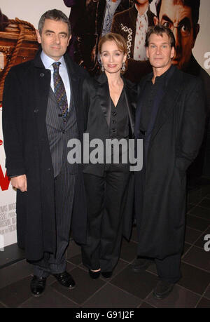 (Da sinistra a destra) le stelle del film Rowan Atkinson, Kristin Scott Thomas e Patrick Swayze arrivano alla prima britannica di Keeping Mum, al Vue Cinema di Londra, lunedì 28 novembre 2005. PREMERE ASSOCIAZIONE FOTO. Il credito fotografico deve essere: Ian West/PA Foto Stock