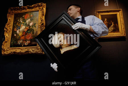 Huw Walters, tecnico di Sotheby, inizia ad appendere il "Ritratto di una donna anziana in un bonnet bianco" di Rembrandt circa 1640 venerdì 2 dicembre 2005, che è stato recentemente riscoperto ad Amsterdam. Sarà offerto per la vendita a New York il 26 2006 gennaio e si spera di recuperare circa 4.4 milioni di dollari. PREMERE ASSOCIAZIONE foto. Foto di credito: Stefan Rousseau/PA Foto Stock