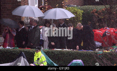 Calum Best (estrema destra) e Phil Hughes (seconda da destra) con i membri della migliore pausa familiare per guardare gli omaggi a George Best fuori dalla casa della famiglia nella tenuta di Cregagh, Belfast, Venerdì 2 dicembre 2005, Prima dei funerali di domani in cui l'ex acero del Manchester United sarà dato un invio simile ad un funerale di stato. Le star del calcio, passate e presenti, parteciperanno alla cerimonia presso gli edifici del Parlamento di Stormont, prima che il cortege si rechi al cimitero di Roselawn, dove sarà posato per riposare accanto a sua madre, Ann. Vedi la storia di PA DEATH Best. PREMERE ASSOCIAZIONE foto. Credito fotografico Foto Stock