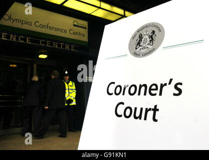 Le famiglie e gli amici in lutto arrivano a Kensington Olympia, Londra, lunedì 5 dicembre 2005, per assistere all'inquista nella morte di 93 cittadini britannici confermati uccisi dallo tsunami asiatico del Boxing Day 2004. Almeno 141 britannici - la maggior parte dei turisti - sono stati tra le 200,000 persone uccise nello tsunami, che hanno devastato le coste della Thailandia, dello Sri Lanka, dell'Indonesia e delle Maldive, tra gli altri. Vedi PA Story INQUEST Tsunami. PREMERE ASSOCIAZIONE foto. Il credito fotografico dovrebbe essere: Andrew Stuart/PA Foto Stock