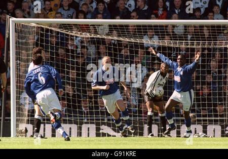 Emile Heskey di Leicester City (a destra) celebra il punteggio con i compagni di squadra Matt Elliott (centro) e Muzzy Izzet (sinistra) Foto Stock