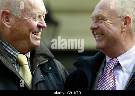 Anthony carter (a sinistra) e Brian Jones lasciano il municipio di Brighton nel Sussex orientale, lunedì 5 dicembre 2005, dopo aver registrato il loro intento di formare una partnership civile alla fine di questo mese. Si prevede che tra 800 e 1,000 coppie si registrino oggi. Westminster ha già 20 cerimonie prenotate per dicembre 21. Uno dei distretti più trafficati potrebbe essere sulla costa meridionale, dove Brighton e Hove City Council dice che ha già 510 prenotazioni provvisorie. Vedi PA Story SOCIAL Partnership. PREMERE ASSOCIAZIONE foto. Il credito fotografico dovrebbe essere: Gareth Fuller/PA Foto Stock