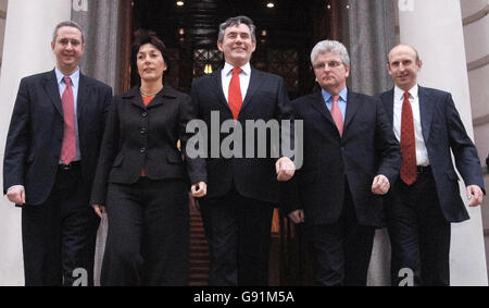 Il Cancelliere dello scacchiere Gordon Brown guida il suo team del Tesoro, da sinistra, Ivan Lewis, Dawn Primarollo, Des Browne e John Healey fuori dal Tesoro, alla Camera dei Comuni prima di elivering il suo rapporto pre-budget, Lunedi 5 dicembre. Vedere la storia PA BUDGET Lead. PREMERE ASSOCIAZIONE FOTO. Il credito dovrebbe essere: Stefan Rousseau/PA Foto Stock