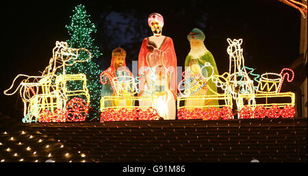 Luci di Natale visualizzate Lunedi 5 dicembre 2005, sulla casa Vic Moszcyznski a Sonning, vicino a Reading. Guarda la storia di PA LUCI SOCIALI. PREMERE ASSOCIAZIONE foto. Il credito fotografico dovrebbe essere: Tim Ockenden / PA. Foto Stock