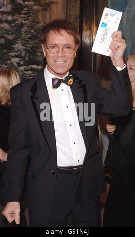 Sir Cliff Richard arriva per la Royal Film Performance & World Premiere di 'le Cronache di Narnia', dalla Royal Albert Hall, West London, mercoledì 7 dicembre 2005. PREMERE ASSOCIAZIONE foto. Il credito fotografico deve essere: Ian West/PA Foto Stock