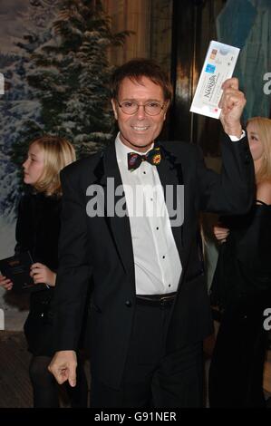 Sir Cliff Richard arriva per la Royal Film Performance & World Premiere di 'le Cronache di Narnia', dalla Royal Albert Hall, West London, mercoledì 7 dicembre 2005. PREMERE ASSOCIAZIONE foto. Il credito fotografico deve essere: Ian West/PA Foto Stock