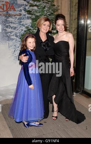 Georgie Henley (L, Lucy nel film) e Anna Popplewell (R, Susan) arrivano con Sharon Osbourne per la Royal Film Performance & World Premiere of 'The Chronicles of Narnia', dalla Royal Albert Hall, Londra occidentale, mercoledì 7 dicembre 2005. PREMERE ASSOCIAZIONE foto. Il credito fotografico deve essere: Ian West/PA Foto Stock