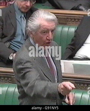 Video grab del partito laburista Dennis Skinner Giovedi 9 dicembre 2005 che è stato gettato fuori dalla camera dei Comuni oggi dopo aver livellare una barzelletta di droga al cancelliere ombra George Osborne. Mentre si lamentava dello stato dell'economia sotto i governi Tory degli anni ottanta, disse: "L'unica cosa che allora cresceva erano le linee di coke davanti al ragazzo George e al resto dei Tory." L'oratore Michael Martin ha chiesto di ritirare la sua accusa, ma il veterano ha invece aggiunto: "Questo è stato nella News of the World e lo sapete.la ripetuta richiesta del signor Martin di ritirarla è stata accolta con una cagliata: Foto Stock
