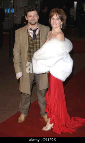 Andy Serkis e sua moglie Lorraine Ashbourne arrivano per la prima del film britannico "King Kong", all'Odeon Cinema, Leicester Square, nel centro di Londra, giovedì 8 dicembre 2005. Vedi la storia di PA SHOWBIZ Kong. PREMERE ASSOCIAZIONE foto. Il credito fotografico dovrebbe essere: Steve Parsons/PA Foto Stock