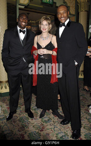 L'attore Colin Salmon (a destra) e sua moglie Fiona Hawthorne, con il calciatore Sol Campbell, partecipano a una cena ospitata dalla rivista cinematografica 'Factory', al Dorchester Hotel, nel centro di Londra, giovedì 8 dicembre 2005. PREMERE ASSOCIAZIONE foto. Il credito fotografico dovrebbe essere: Yui Mok/PA Foto Stock