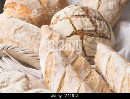 Pane appena sfornato artigiano pagnotte di pane bianco nel cesto di vimini - close up Foto Stock