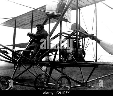 Il colonnello Samuel Cody ha visto dentro l'aereo che ha usato per il primo volo britannico motorizzato. Il volo è durato 27 secondi e ha coperto una distanza di 1,390 piedi su Farnborough Common. Foto Stock