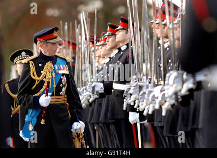 Il Duca di Kent ispeziona i cadetti, sul terreno di parata al Collegio militare di Camberley Surrey, venerdì 16 dicembre 2005. Ci sono tre parate del Sovrano all'anno. Ora Harry è nel suo secondo mandato, è in grado di partecipare a questa esposizione per la prima volta. Guarda la storia del PA ROYAL Harry. PREMERE ASSOCIAZIONE foto. Il credito fotografico dovrebbe essere: John Stillwell/PA. Foto Stock