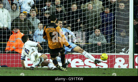 Wolverhampton Wanderers' Ioan Viorel Ganea (C) segna durante la partita del campionato Coca-Cola contro Leeds United al Molineux, Wolverhampton, sabato 17 dicembre 2005. PREMERE ASSOCIAZIONE foto. Il credito fotografico dovrebbe essere: Roy Kilcullen/PA. NESSUN UTILIZZO NON UFFICIALE DEL SITO WEB DEL CLUB. Foto Stock