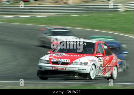 Motor Sport - RAC Btcc - Brands Hatch. John Cleland conduce una battaglia di midfield Foto Stock