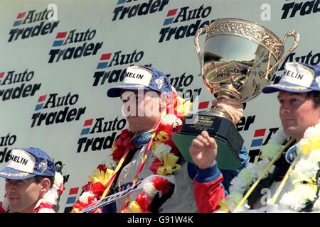 Motor Sport - RAC Btcc - Brands Hatch. Richard Rydell con il trofeo dei vincitori Foto Stock