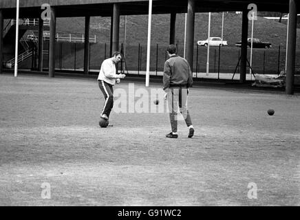 L'inglese fa coach e manager del Cape Town FC (Sudafrica), Frank Lord, istruisce gli allenatori scandinavi durante un corso gestito da Allen Wade (direttore del coaching per la fa) Foto Stock