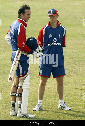 Il capitano dell'Inghilterra Michael Vaughan (L) parla con il medico di squadra Peter Gregory durante una sessione di pratica allo stadio Iqbal di Faisalabad, Pakistan, sabato 19 novembre 2005. Inghilterra giocare Pakistan nella seconda prova partita che inizia la Domenica. Vedi storia della PA CRICKET England. PREMERE ASSOCIAZIONE foto. Il credito fotografico dovrebbe essere: Gareth Copley/PA. ***- NESSUN USO DEL TELEFONO CELLULARE*** Foto Stock