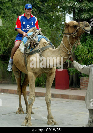 Il cricketer inglese Alastair Cook corre su un cammello fuori del team hotel a Faisalabad, Pakistan, sabato 19 novembre 2005. Inghilterra giocare Pakistan nella seconda prova partita che inizia la Domenica. Vedi storia della PA CRICKET England. PREMERE ASSOCIAZIONE foto. Il credito fotografico dovrebbe essere: Gareth Copley/PA. ***- NESSUN USO DEL TELEFONO CELLULARE*** Foto Stock