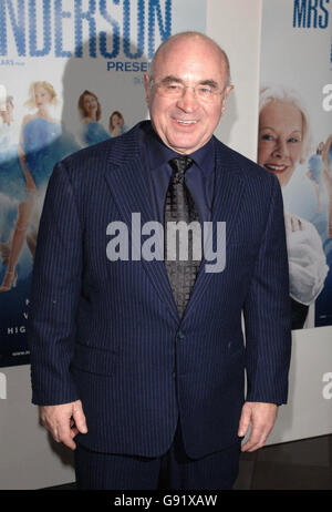 Bob Hoskins arriva alla prima di 'mrs Henderson Presents', al Vue Cinema nel centro di Londra, mercoledì 23 novembre 2005. PREMERE ASSOCIAZIONE FOTO. Il credito fotografico dovrebbe essere: Ian West/PA Foto Stock