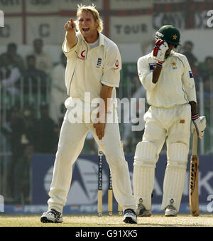 Matthew Hoggard, in Inghilterra, celebra l'intrappolamento di Mohammad Sami LBW in Pakistan per 5 corse durante il quinto giorno della seconda partita di test allo Iqbal Stadium di Faisalabad, Pakistan, giovedì 24 novembre 2005. PREMERE ASSOCIAZIONE foto. Il credito fotografico dovrebbe essere: Gareth Copley/PA. ***- NESSUN USO DEL TELEFONO CELLULARE*** Foto Stock