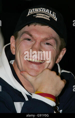 Ricky Hatton parla con i media durante una conferenza stampa all'Hilton Hotel di Sheffield, giovedì 24 novembre 2005, in vista della sua WBA e IBF leggeri titolo unificazione lotta contro Carlos Maussa Sabato. PREMERE ASSOCIAZIONE foto. Il credito fotografico dovrebbe essere: Nick Potts/PA. Foto Stock