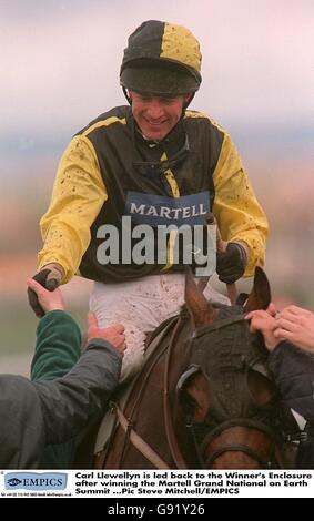 Corse ippiche - Martell Grand National - Aintree. Carl Llewellyn torna alla custodia del vincitore dopo aver vinto il Martell Grand National on Earth Summit Foto Stock