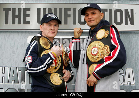 Ricky Hatton (L), campione leggero di pesi da saldare dell'IBF, e Carlos Maussa, campione leggero di pesi da saldare del WBA, fanno una posa per i fotografi all'Hilton Hotel di Sheffield, giovedì 24 novembre 2005, in vista della loro lotta di unificazione del titolo di WBA e IBF a peso leggero, il sabato. PREMERE ASSOCIAZIONE foto. Il credito fotografico dovrebbe essere: Nick Potts/PA. Foto Stock