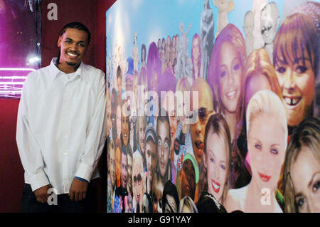 X Factor's Nicholas appare sullo spettacolo MTV's TRL (Total Request Live), in diretta dagli studi di MTV Leicester Square, nel centro di Londra, giovedì 24 novembre 2005. PREMERE ASSOCIAZIONE foto. Il credito fotografico dovrebbe essere: Steve Parsons/PA. Foto Stock