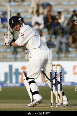 L'inglese Paul Collingwood in azione durante il primo giorno del terzo Test match contro il Pakistan al Gheddafi Stadium di Lahore, Pakistan, martedì 29 novembre 2005. Vedi storia della PA CRICKET England. PREMERE ASSOCIAZIONE foto. Il credito fotografico dovrebbe essere: Gareth Copley/PA ***- NESSUN USO DEL TELEFONO CELLULARE*** Foto Stock