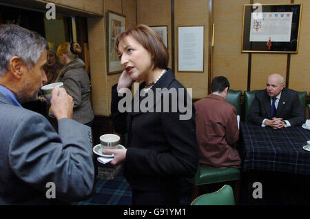 L'ex leader del Partito conservatore Iain Duncan Smith e l'attrice di Taggart Blythe Duff (centro-sinistra) partecipano al lancio di una nuova associazione di beneficenza chiamata ScotsCare, presso la loro sede centrale in King Street a Covent Garden, nel centro di Londra, martedì 29 novembre 2005. La carità si propone di affrontare la povertà e il bisogno tra gli scozzesi di Londra. Si ritiene che un decimo delle 340,000 persone di origine scozzese che vivono nella Grande Londra vivano in povertà, si trovano di fronte a malattie croniche e solitudine o a una combinazione di tutte e tre. Vedere per la storia di PA SCOTLAND Scots. PREMERE ASSOCIAZIONE foto. Il credito fotografico dovrebbe essere: Johnny Green/PA. Foto Stock