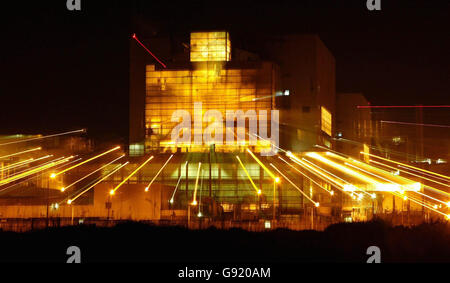 Una visione generale della centrale nucleare di Dungeness a Dungeness, Kent, martedì 29 novembre 2005. Il primo ministro britannico Tony Blair ha annunciato oggi che la tanto attesa revisione energetica del governo valuterà se la Gran Bretagna debba commissionare una nuova generazione di centrali nucleari. Guarda la storia della PA POLITICA Blair. PREMERE ASSOCIAZIONE foto. Il credito fotografico dovrebbe essere: Gareth Fuller/PA. Foto Stock