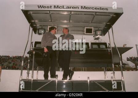 Mercedes Motorsport boss, Norbert Haug (L) con boss McLaren, Ron Dennis (R) Foto Stock